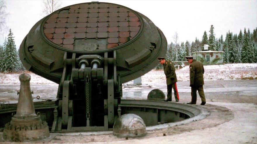 Uniformados de alto mando rusos revisan un silo nuclear de la era de la URSS.
