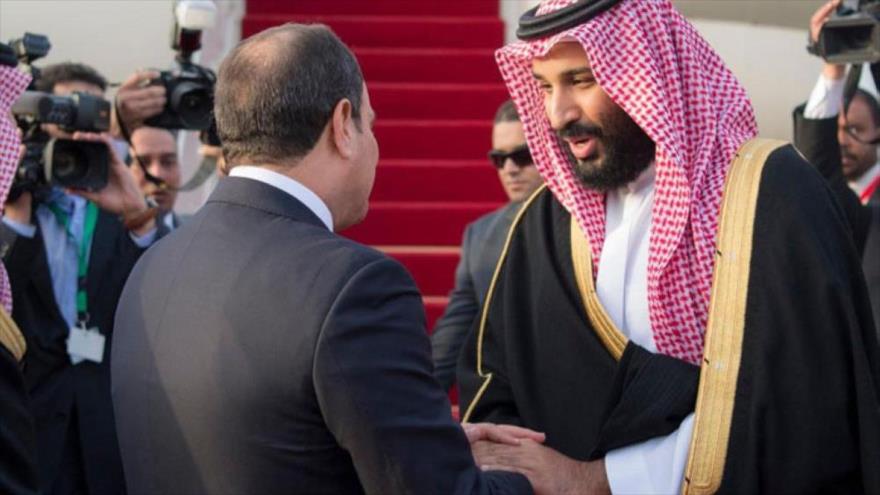 El príncipe heredero saudí, Mohamad bin Salman (dcha.), y el presidente egipcio, Abdel Fatah al-Sisi, 6 de marzo de 2018.