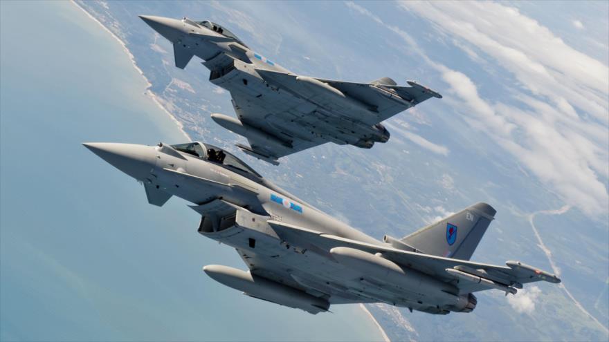 Dos cazas Typhoon de la Real Fuerza Aérea británica (RAF, por sus siglas en inglés).