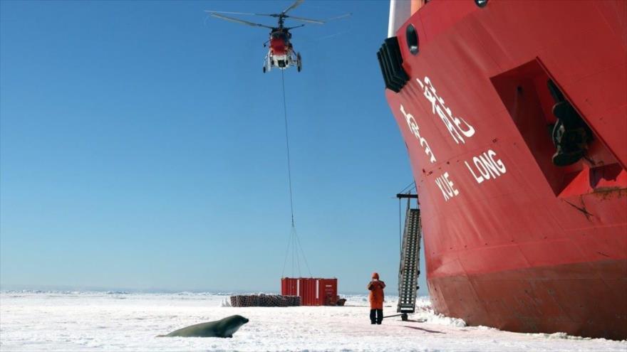 Un rompehielos chino se mueve por las aguas heladas del océano Ártico.