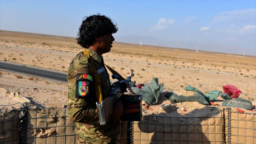 Una fuerza de seguridad afgana monta guardia en un puesto de control en el distrito de Maiwand de la provincia de Kandahar, 14 de noviembre de 2017.