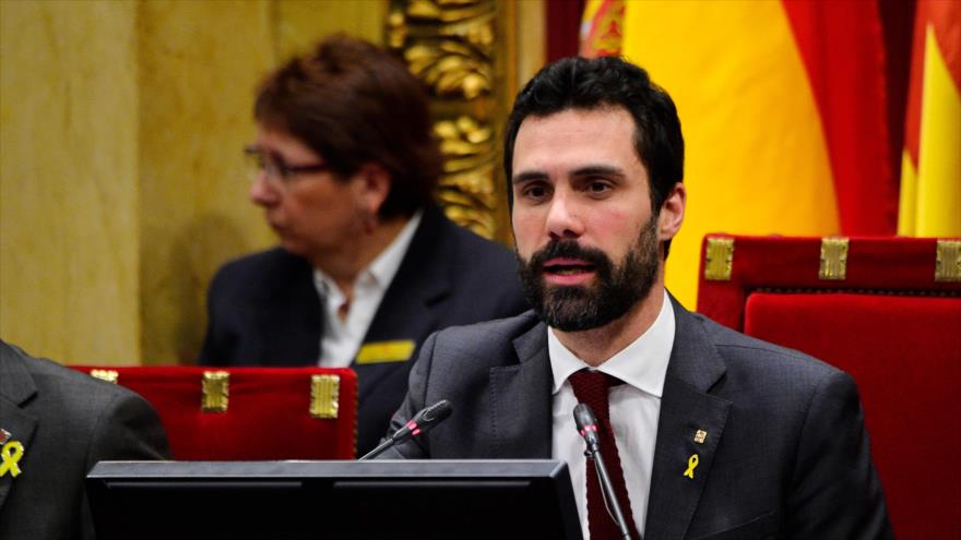 El presidente del Parlamento catalán, Roger Torrent, habla en una sesión parlamentaria, Barcelona, 1 de marzo de 2018.