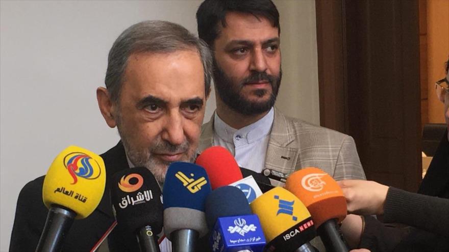 El asesor del Líder de la Revolución Islámica para Asuntos Internacionales, Ali Akbar Velayati, habla con la prensa, 10 de marzo de 2018.
