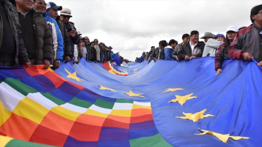 Morales inaugura bandera de reivindicación marítima de Bolivia