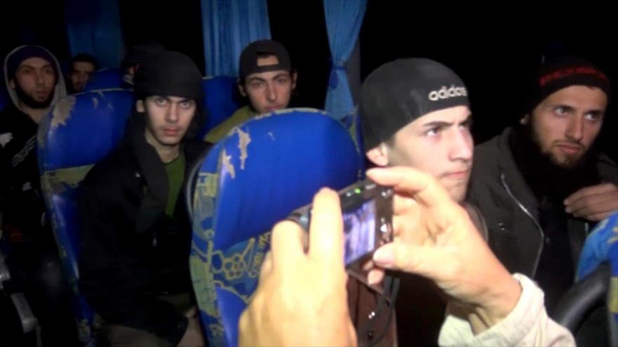 Un grupo de los llamados ‘rebeldes’ sirios evacua el enclave de Guta Oriental, en las afueras de la capital, Damasco, 9 de marzo de 2018.
