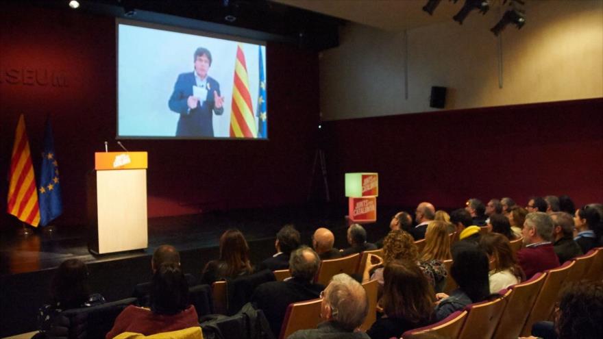 El ex presidente autonómico catalán Carles Puigdemont habla por videoconferencia con los demás diputados de Juntos por Cataluña, 10 de marzo de 2018.