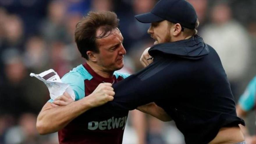  Hinchas del West Ham entran al campo para agredir a sus jugadores
