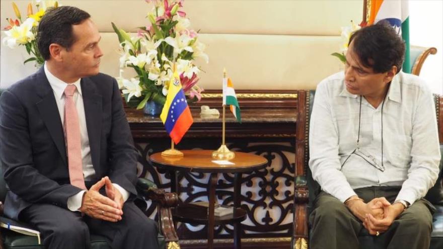 El ministro venezolano para el Comercio Exterior, José Gregorio Vielma Mora (izda.), en Nueva Delhi, La India, 9 de marzo de 2018.