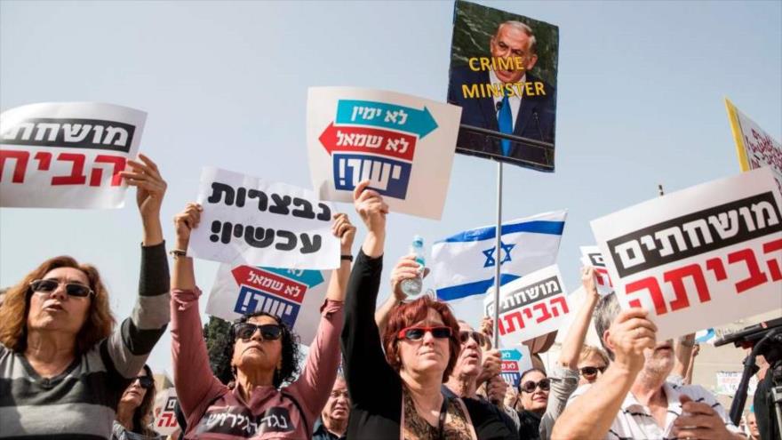 Israelíes con lema “corrupto vete a casa” protestan contra el primer ministro Benyamin Netanyahu, en Tel Aviv, 18 de febrero de 2018.