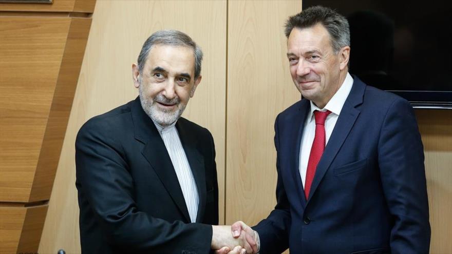 El asesor del Líder de la Revolución Islámica, Ali Akbar Velayati (izda.) y el presidente del CICR, Peter Maurer, reunidos en Teherán, 10 de marzo de 2018.