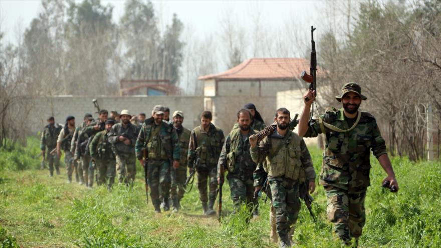 Fuerzas siria se dirigen hacia Guta Oriental, al este de Damasco (capital de Siria), 10 de marzo de 2018. 