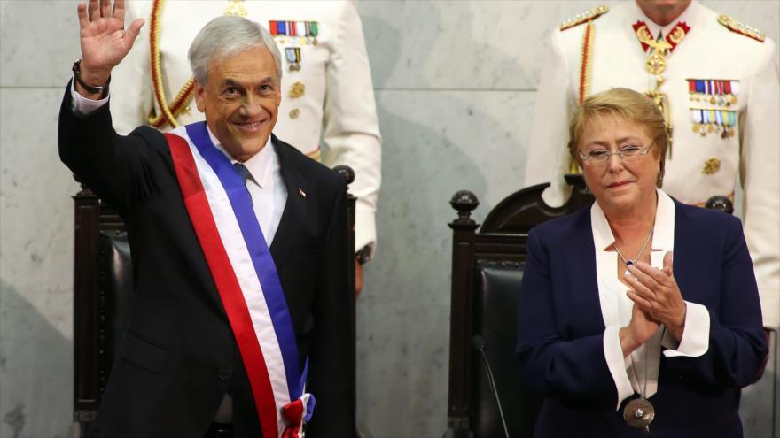 El nuevo presidente de Chile, Sebastián Piñera (izq.), es aplaudido por la presidenta saliente, Michelle Bachelet, durante su toma de mando, Chile, 11 de marzo de 2018.