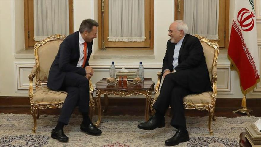 El canciller iraní, Mohamad Yavad Zarif (dcha.), se reúne con el presidente del Comité Internacional de la Cruz Roja, Peter Maurer, Teherán, 11 de febrero de 2018.