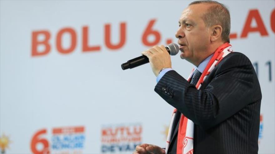 El presidente turco, Recep Tayyip Erdogan, habla durante un evento del gobernante partido AKP en la provincia de Bolu, 11 de marzo de 2018.