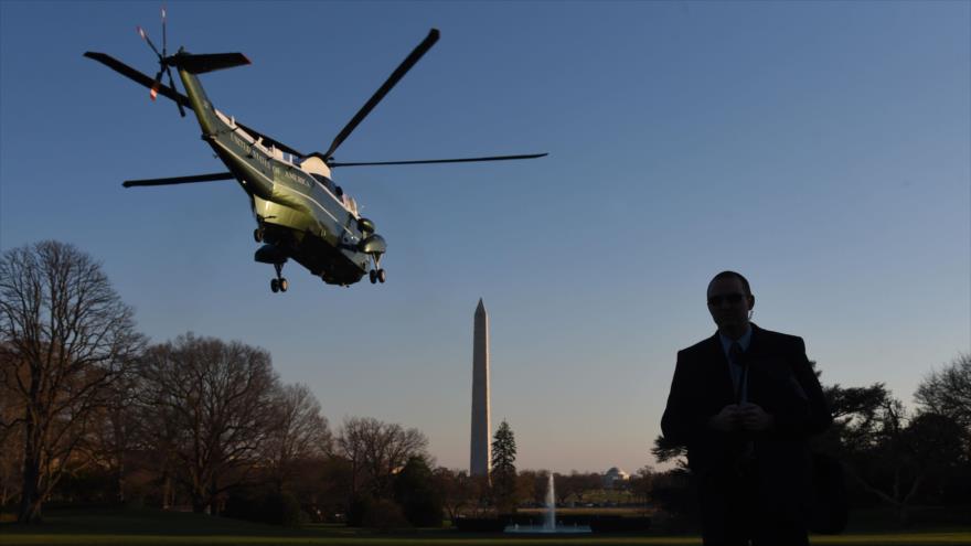 El presidente de EE.UU., Donald Trump, abandona la Casa Blanca en el helicóptero oficial Marine One, 10 de marzo de 2018.