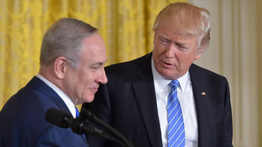 El presidente de EE.UU., Donald Trump (dcha.), observa al premier israelí, Benyamin Netanyahu, en una rueda de prensa conjunta.