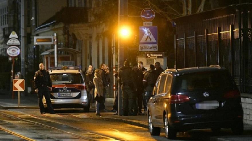 Agentes policiales austriacos, en la entrada de la residencia del embajador iraní, Abdolá Molai, en Viena (capital), 12 de marzo de 2018.