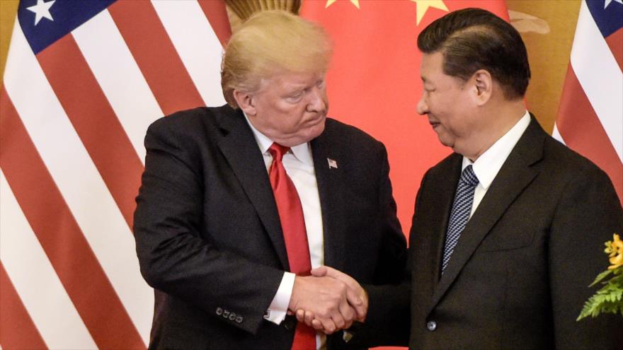 El presidente de EE.UU. Donald Trump (izda.) da la mano a su par de China, Xi Jinping, en Pekín, 9 de noviembre de 2017.
