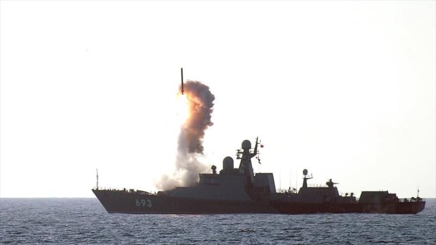 La fragata de la Armada rusa Dagestan dispara misiles crucero contra posiciones de grupos terroristas en Siria.