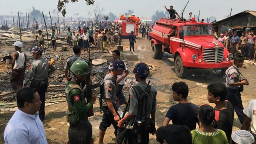 Fuerzas de seguridad birmana en una aldea rohingya en Rajine.