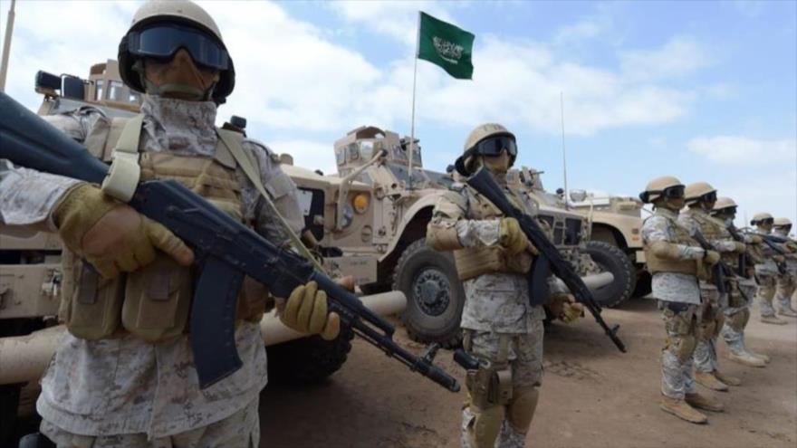 Integrantes del Ejército de Arabia Saudí durante una maniobra militar en una base en la ciudad de Adén, en el sur de Yemen.