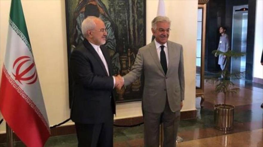 El canciller iraní, Mohamad Yavad Zarif (izda.), y su homólogo paquistaní, Jawaja Asif, en Islamabad, capital de Paquistán, 12 de marzo de 2018.