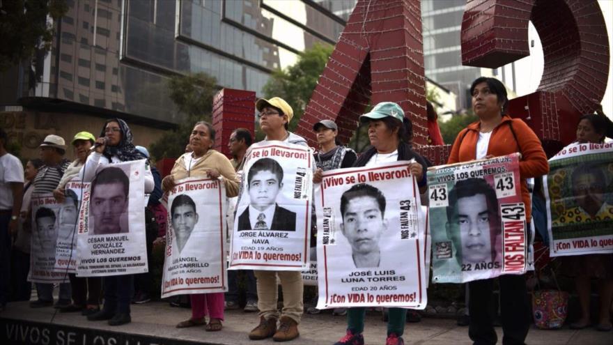 Padres de los 43 normalistas desaparecidos en Iguala se manifiestan en la Ciudad de México, 26 de enero 2018.