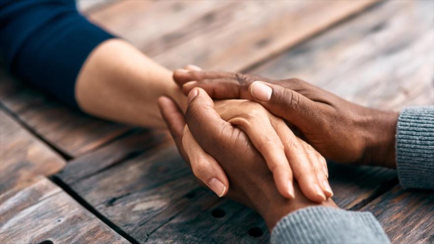 Tener empatía significa comprender y compartir las emociones de otra persona.