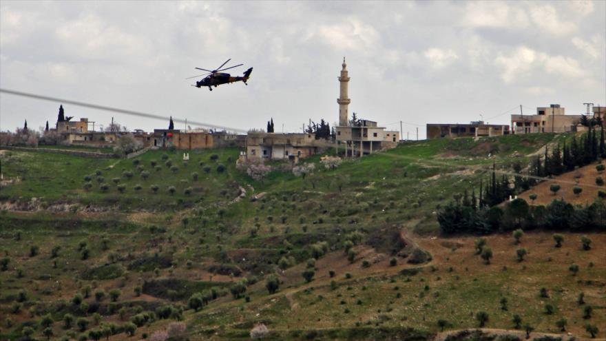 Helicóptero de ataque T129 ATAK del Ejército turco vuela en zonas bajo control de sus aliados sirios en la ciudad de Afrin, 2 de marzo de 2018.