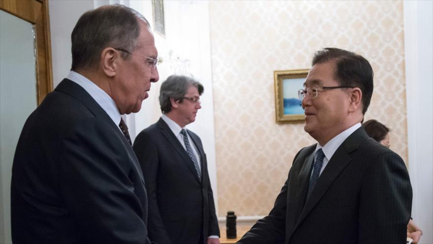 El consejero de Seguridad Nacional Surcoreana, Chung Eui-yong (dcha.), y el canciller ruso, Serguéi Lavrov, se reúnen en Moscú, 13 de marzo de 2018.