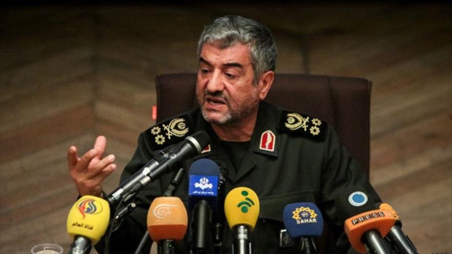 El comandante en jefe del Cuerpo de Guardianes de la Revolución Islámica (CGRI) de Irán, el general de división Mohamad Ali Yafari, habla con la prensa.