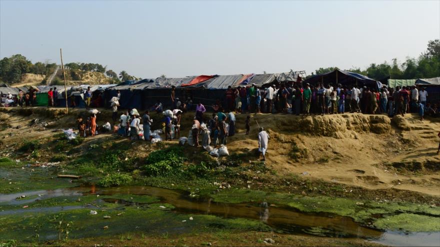 Refugiados rohingyas al lado de un río próximo al asentamiento de Tombru, entre Myanmar y Bangladés, 27 de febrero de 2018.