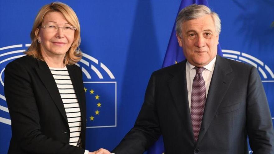 El presidente del Parlamento Europeo (PE), Antonio Tajani, saluda a la exfiscal venezolana Luisa Ortega Díaz en Estrasburgo (Francia).