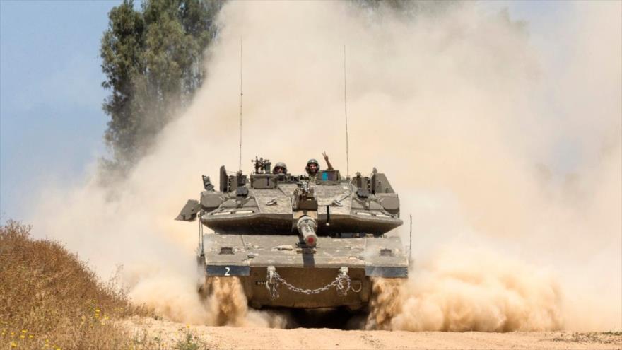 Un tanque israelí cerca de la Franja de Gaza en los territorios palestinos ocupados.