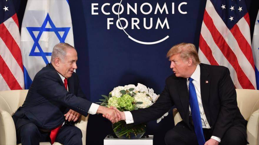 El premier israelí, Benyamin Netanyahu (izqda.) con el presidente de EE.UU., Donald Trump, en Suiza, 25 enero de 2018.