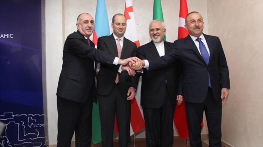 Cancilleres de Azerbaiyán, Georgia, Irán y Turquía (desde izda.) en la primera reunión cuadrilateral en Bakú, 15 de marzo de 2018.