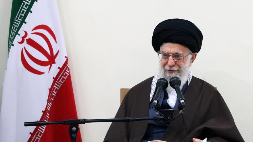 Ayatolá Seyed Ali Jamenei, Líder de la Revolución Islámica de Irán, habla en una reunión con miembros de la Asamblea de Expertos, 15 de marzo de 2018.