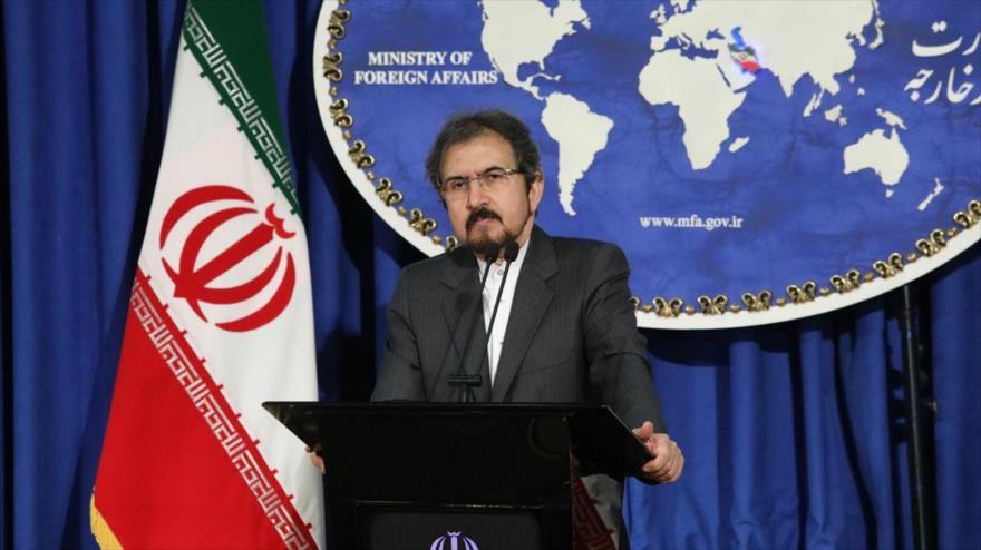 El portavoz de la Cancillería de Irán, Bahram Qasemi, habla con los periodistas en una sesión informativa en Teherán.