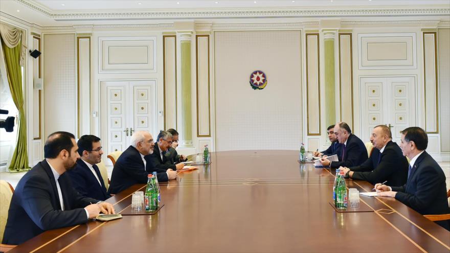 El presidente azerbaiyano, Ilham Aliev, se reúne con el canciller iraní, Mohamad Yavad Zarif, en Bakú, 15 de marzo de 2018.