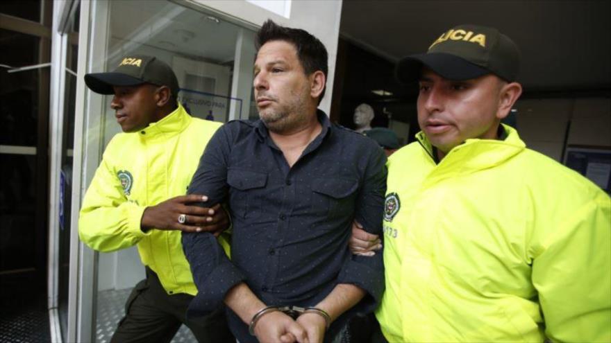 El cubano Raúl Gutiérrez Sánchez, detenido por agentes de policía y acusado de haber planeado un atentado en Bogotá, la capital colombiana.
