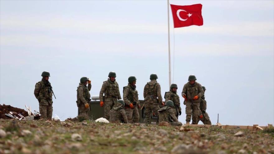 Fuerzas del Ejército turco desplegadas en frontera con Siria.