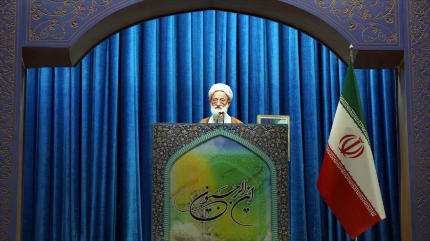 El ayatolá Mohamad Emami Kashani ofrece el sermón del rezo del viernes en la ciudad de Teherán (capital de Irán), 16 de marzo de 2018.