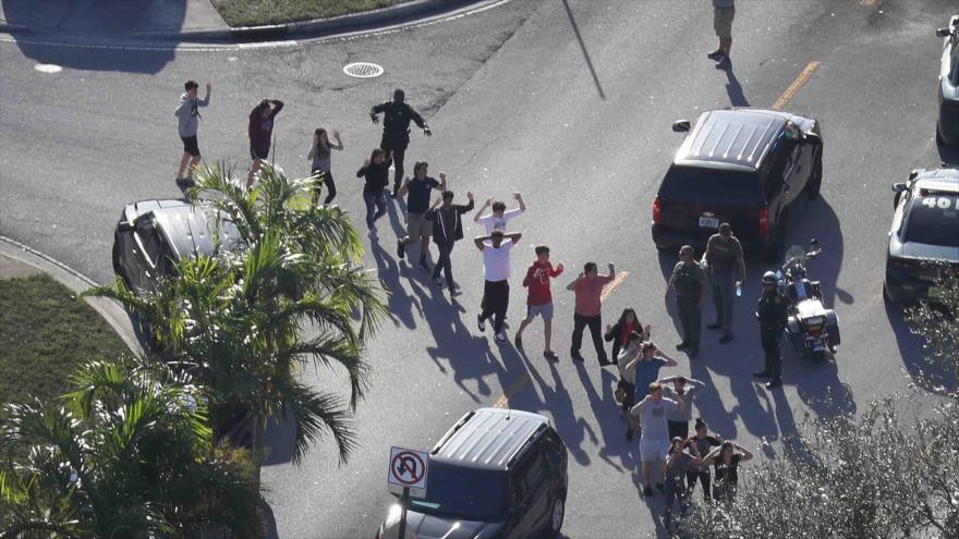 Vídeo: “Policía cobarde” no actuó durante masacre de Parkland