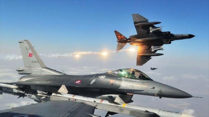 Aviones de guerra del Ejército de Turquía lanzando ataques.