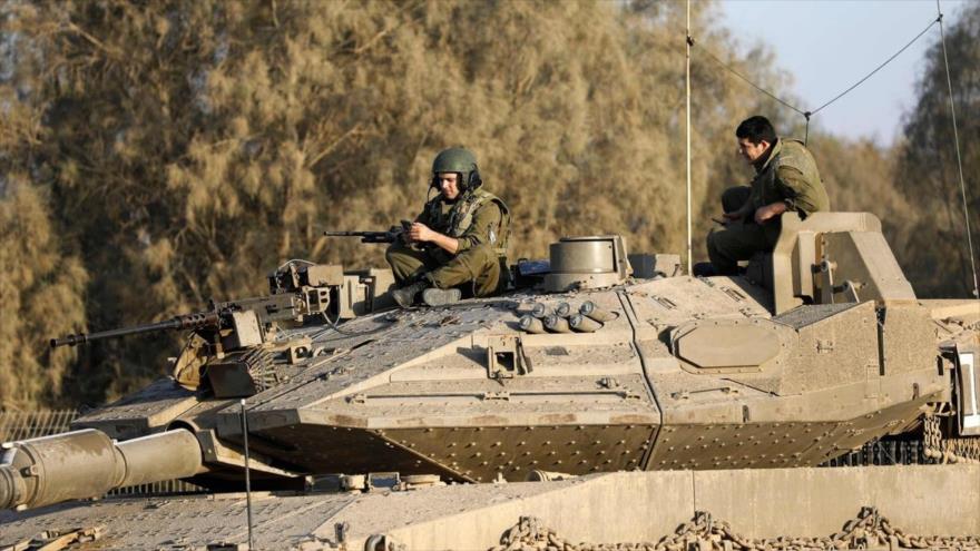 Un tanque del régimen israelí cerca de la Franja de Gaza en los territorios ocupados palestinos.