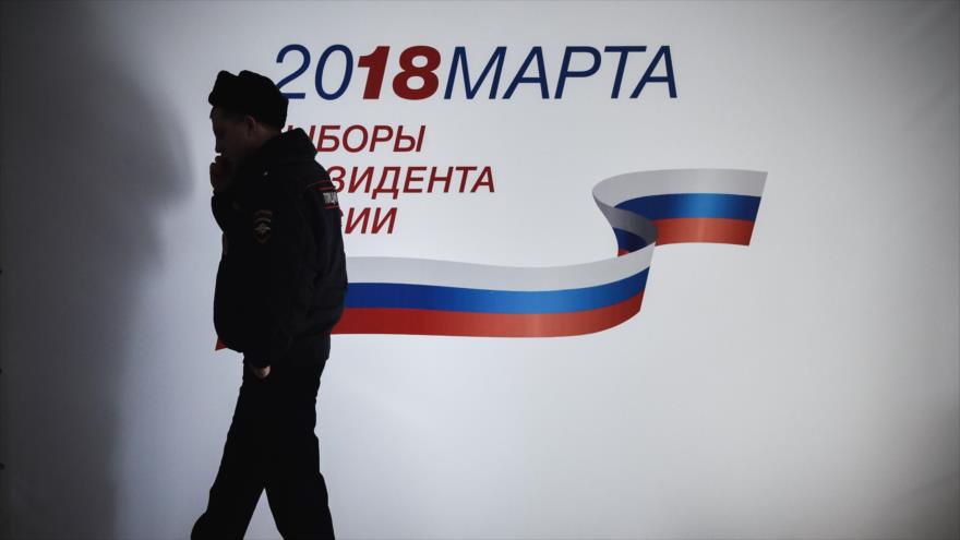 Un agente de la Policía rusa en Moscú, la capital de Rusia, 17 de marzo de 2018.