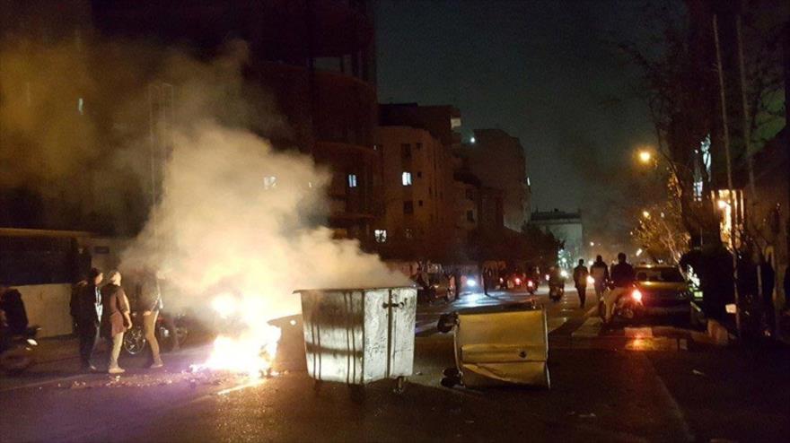 Un grupo de manifestantes destruye el mobiliario urbano de Teherán, capital de Irán, 30 de diciembre de 2017.