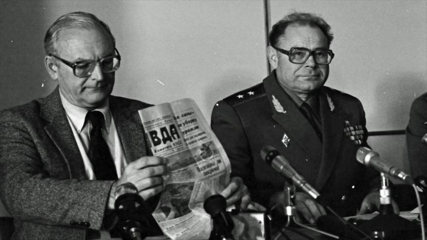 El general ruso Anatoli Kuntsevich (dcha.), supuesto responsable de armas químicas de la Unión Soviética, en una rueda de prensa en fecha desconocida.