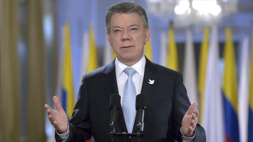El presidente de Colombia, Juan Manuel Santos, comparece ante la prensa.