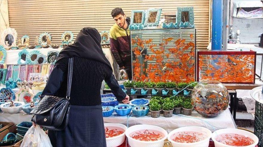 Compras de Noruz en los mercadillos de la ciudad de Teherán, en Irán, 18 de marzo de 2018.